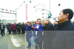 图为专家在无棣化工企业调研。(本报记者 张育 摄)
